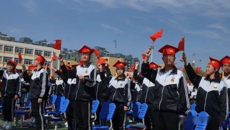 此人官至国军兵团司令,却三次被俘,坐牢仍执迷不悟,69岁死狱中