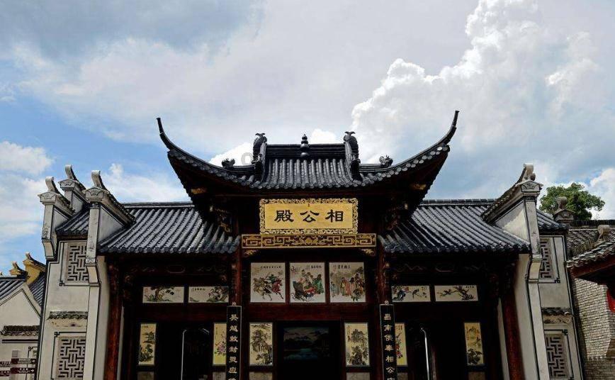 如果你身边有人摔倒了，你是扶还是不扶？游戏画面
